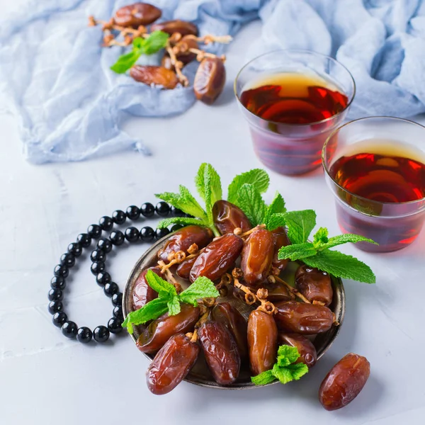 Ramadan ramazan kareem. Traditionella arabiska te med mynta och datum — Stockfoto