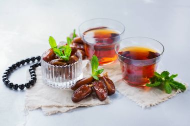 Ramazan ramazan kareem. Geleneksel Arapça çay nane ve tarihleri ile