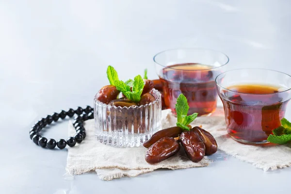 Ramadhan ramazan kareem. Teh arab tradisional dengan mint dan kurma — Stok Foto