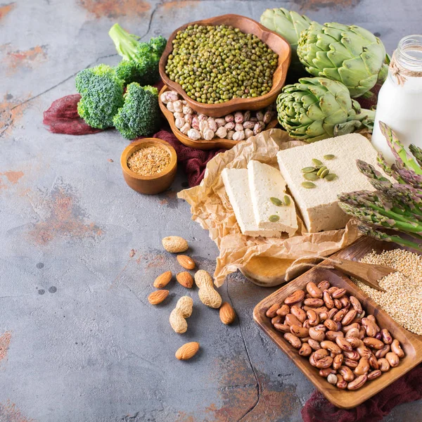 Ассортимент здоровых веганских источников белка и пищевых продуктов для тела — стоковое фото