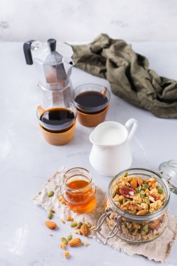 Siyah kahve müsli granola bal fındık süt ile Kahvaltı