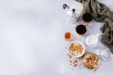 Siyah kahve müsli granola bal fındık süt ile Kahvaltı