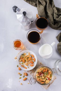 Siyah kahve müsli granola bal fındık süt ile Kahvaltı