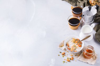 Siyah kahve müsli granola bal fındık süt ile Kahvaltı