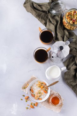 Siyah kahve müsli granola bal fındık süt ile Kahvaltı