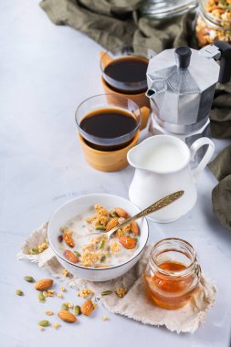 Siyah kahve müsli granola bal fındık süt ile Kahvaltı