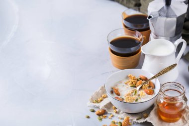 Siyah kahve müsli granola bal fındık süt ile Kahvaltı