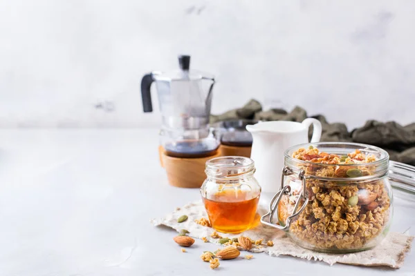 Сніданок з чорною кавою муслі гранола медові горіхи молоко — стокове фото