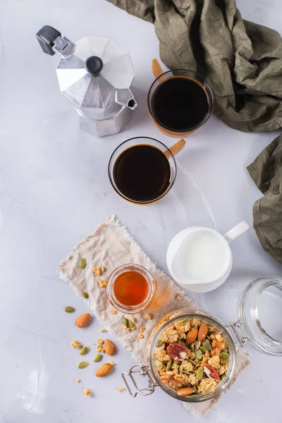 ブラック コーヒー ミューズリー グラノーラ蜂蜜ナッツ ミルクで朝食します。 — ストック写真