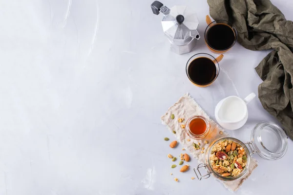 Frühstück mit schwarzem Kaffee Müsli Müsli Honignüsse Milch — Stockfoto