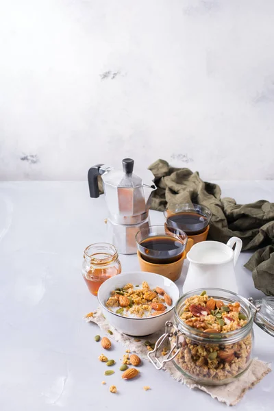 Ontbijt met zwarte koffie muesli granola honing noten melk — Stockfoto