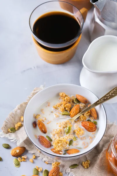 ブラック コーヒー ミューズリー グラノーラ蜂蜜ナッツ ミルクで朝食します。 — ストック写真