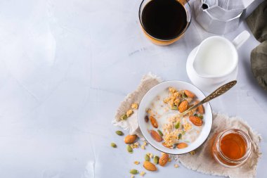 Siyah kahve müsli granola bal fındık süt ile Kahvaltı