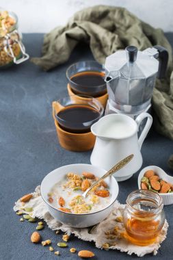 Siyah kahve müsli granola bal fındık süt ile Kahvaltı