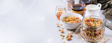 Siyah kahve müsli granola bal fındık süt ile Kahvaltı