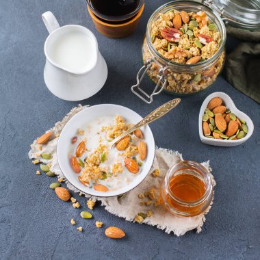 Siyah kahve müsli granola bal fındık süt ile Kahvaltı