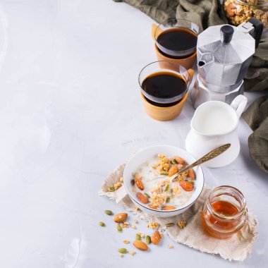 Siyah kahve müsli granola bal fındık süt ile Kahvaltı