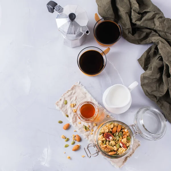 Frühstück mit schwarzem Kaffee Müsli Müsli Honignüsse Milch — Stockfoto