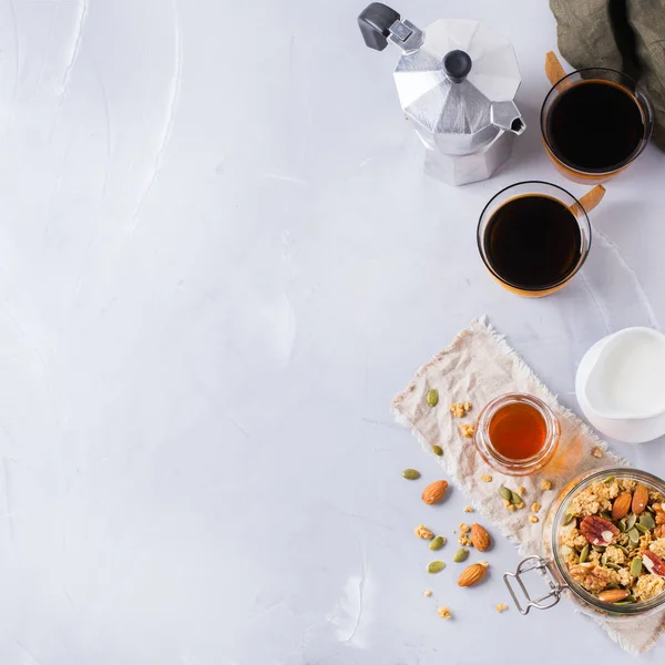 Frühstück mit schwarzem Kaffee Müsli Müsli Honignüsse Milch — Stockfoto