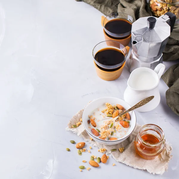 Siyah kahve müsli granola bal fındık süt ile Kahvaltı