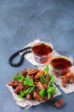 Ramazan ramazan kareem. Geleneksel Arapça çay nane ve tarihleri ile