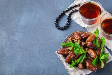 Ramazan ramazan kareem. Geleneksel Arapça çay nane ve tarihleri ile
