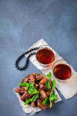Ramazan ramazan kareem. Geleneksel Arapça çay nane ve tarihleri ile