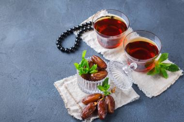 Ramazan ramazan kareem. Geleneksel Arapça çay nane ve tarihleri ile