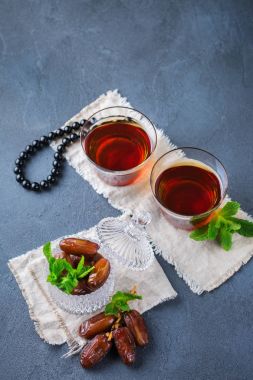Ramazan ramazan kareem. Geleneksel Arapça çay nane ve tarihleri ile