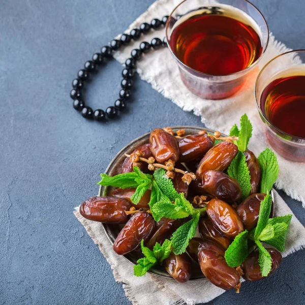 Ramadan ramazan kareem. Traditionella arabiska te med mynta och datum — Stockfoto