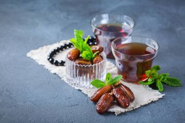Ramazan ramazan kareem. Geleneksel Arapça çay nane ve tarihleri ile