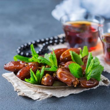 Ramazan ramazan kareem. Geleneksel Arapça çay nane ve tarihleri ile