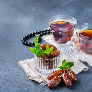 Ramazan ramazan kareem. Geleneksel Arapça çay nane ve tarihleri ile