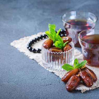 Ramazan ramazan kareem. Geleneksel Arapça çay nane ve tarihleri ile