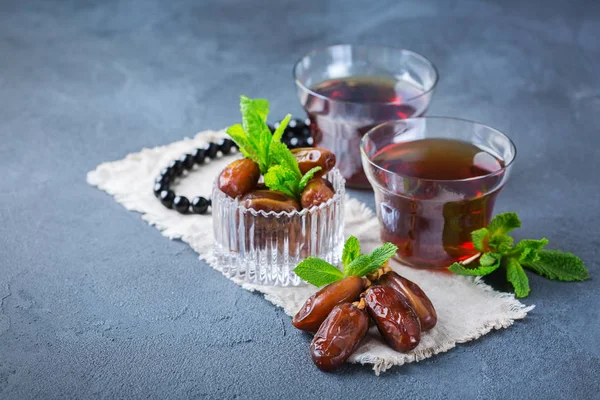 Ramadan ramazan kareem. Traditionella arabiska te med mynta och datum — Stockfoto