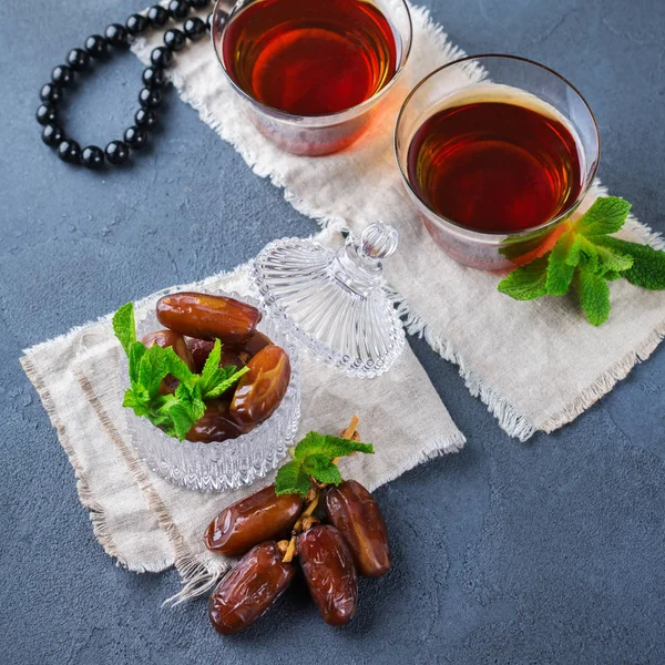 Ramadan ramazan kareem. Traditionella arabiska te med mynta och datum — Stockfoto