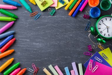 Okul malzemeleri, boya kalemi, kalem, tebeşirler ürün yelpazesine