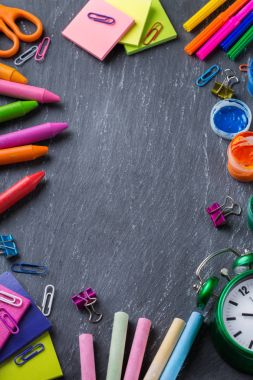Okul malzemeleri, boya kalemi, kalem, tebeşirler ürün yelpazesine