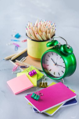 Okul malzemeleri, boya kalemi, kalem, tebeşirler ürün yelpazesine