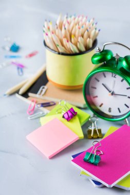 Okul malzemeleri, boya kalemi, kalem, tebeşirler ürün yelpazesine