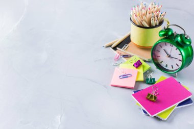 Okul malzemeleri, boya kalemi, kalem, tebeşirler ürün yelpazesine