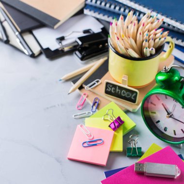 Okul malzemeleri, boya kalemi, kalem, tebeşirler ürün yelpazesine