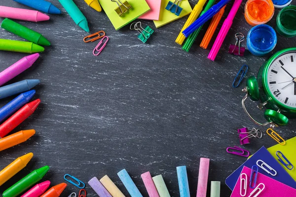 Okul malzemeleri, boya kalemi, kalem, tebeşirler ürün yelpazesine — Stok fotoğraf