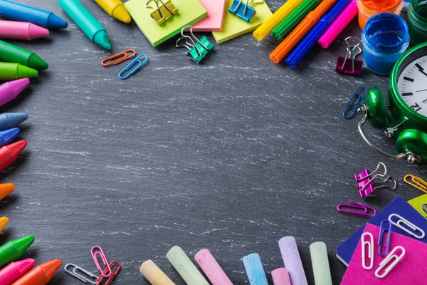 Ποικιλία από σχολικά, στυλό, μολύβια, κιμωλίες — Φωτογραφία Αρχείου