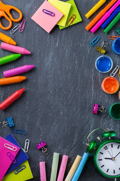 Surtido de útiles escolares, lápices de colores, bolígrafos, tiza — Foto de Stock