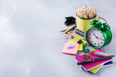 Okul malzemeleri, boya kalemi, kalem, tebeşirler ürün yelpazesine