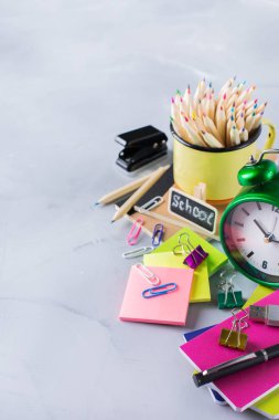 Okul malzemeleri, boya kalemi, kalem, tebeşirler ürün yelpazesine