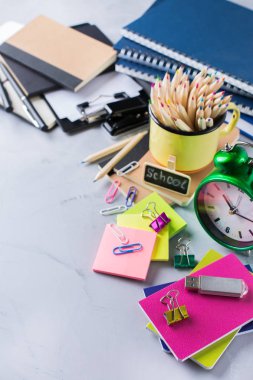 Okul malzemeleri, boya kalemi, kalem, tebeşirler ürün yelpazesine
