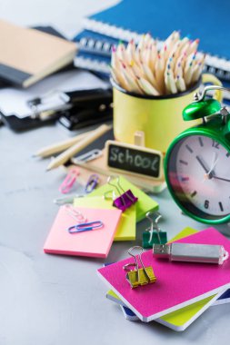 Okul malzemeleri, boya kalemi, kalem, tebeşirler ürün yelpazesine