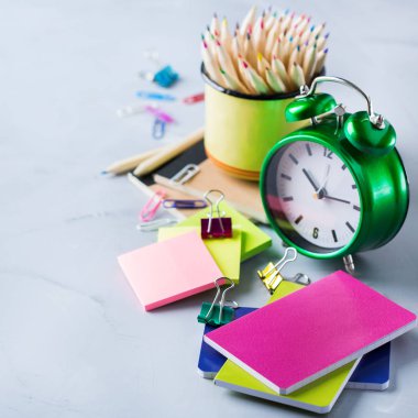 Okul malzemeleri, boya kalemi, kalem, tebeşirler ürün yelpazesine